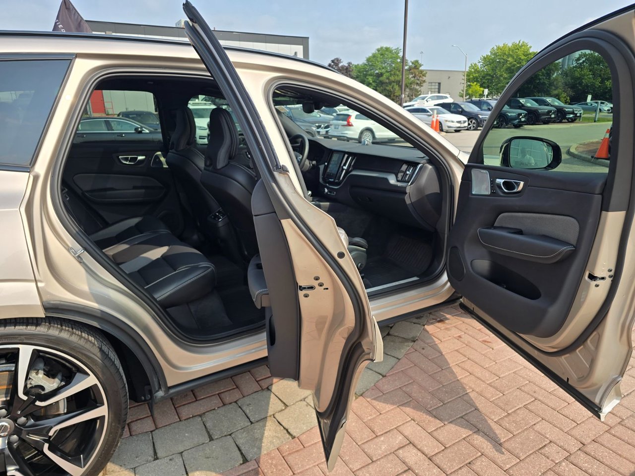 2023 Volvo XC60 ULTIMATE DARK THEME-10