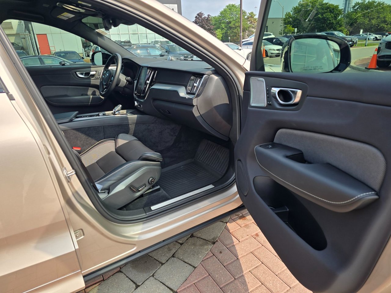 2023 Volvo XC60 ULTIMATE DARK THEME-23
