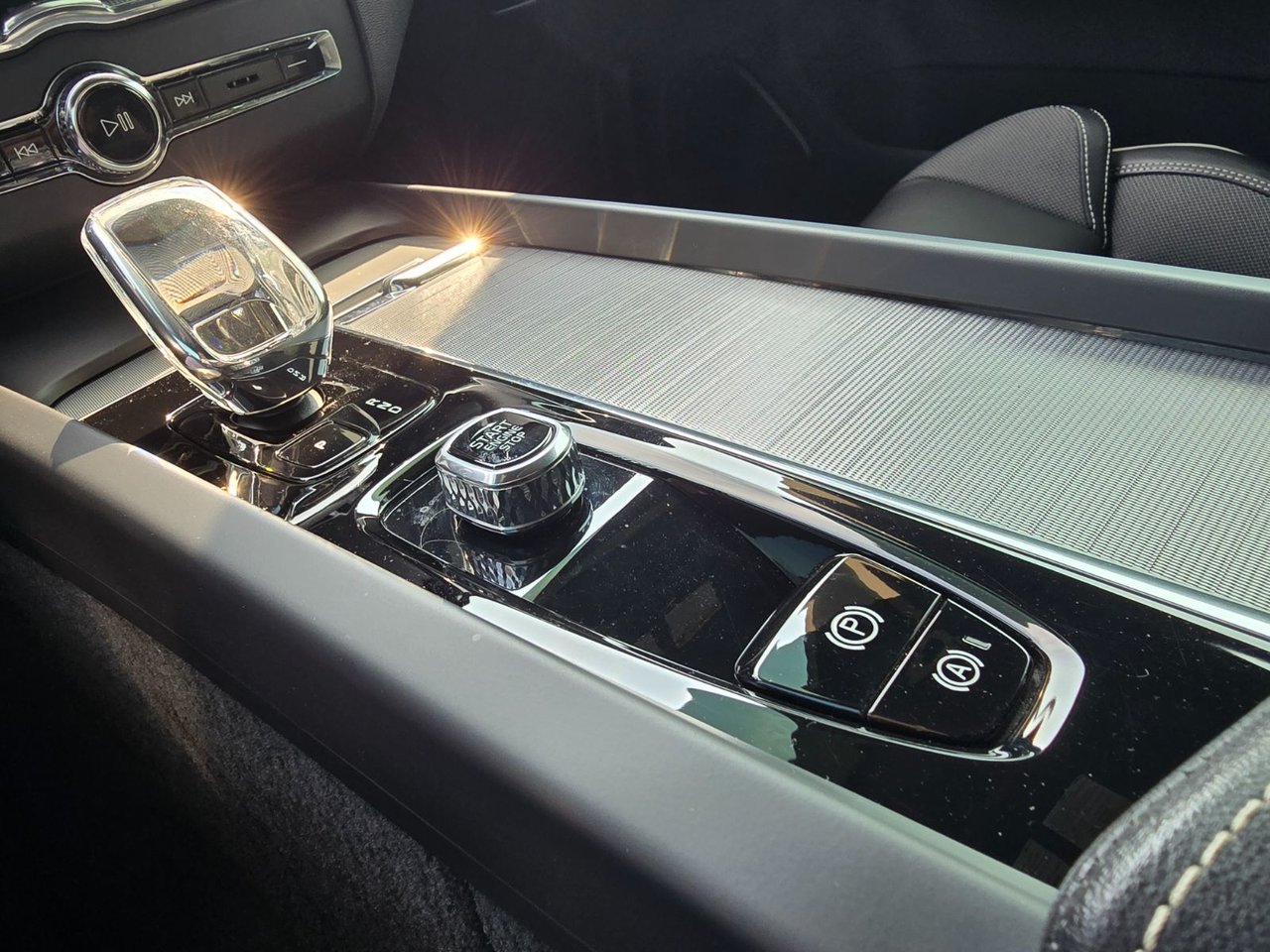 2023 Volvo XC60 ULTIMATE DARK THEME-29