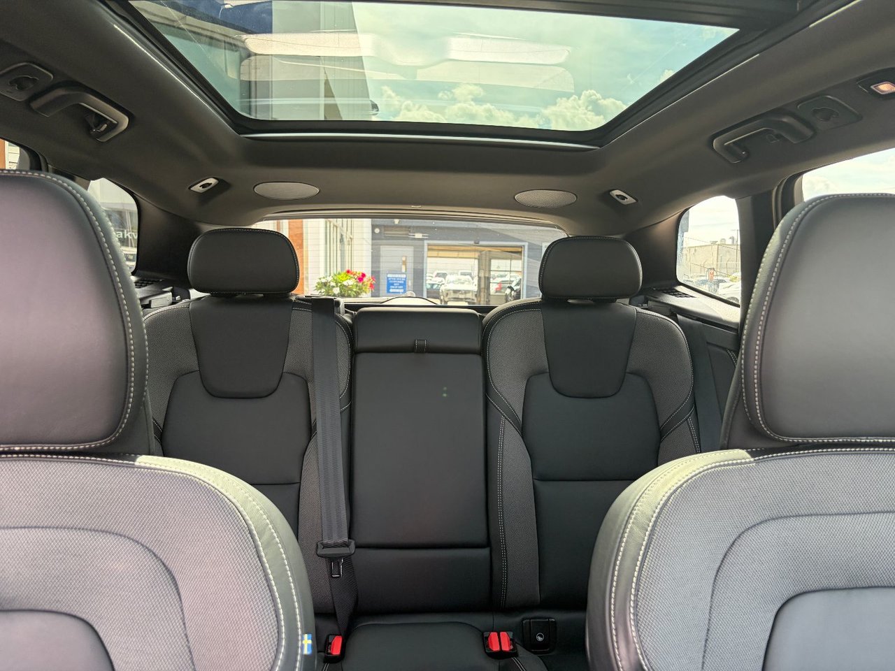 2023 Volvo XC60 ULTIMATE DARK THEME-8