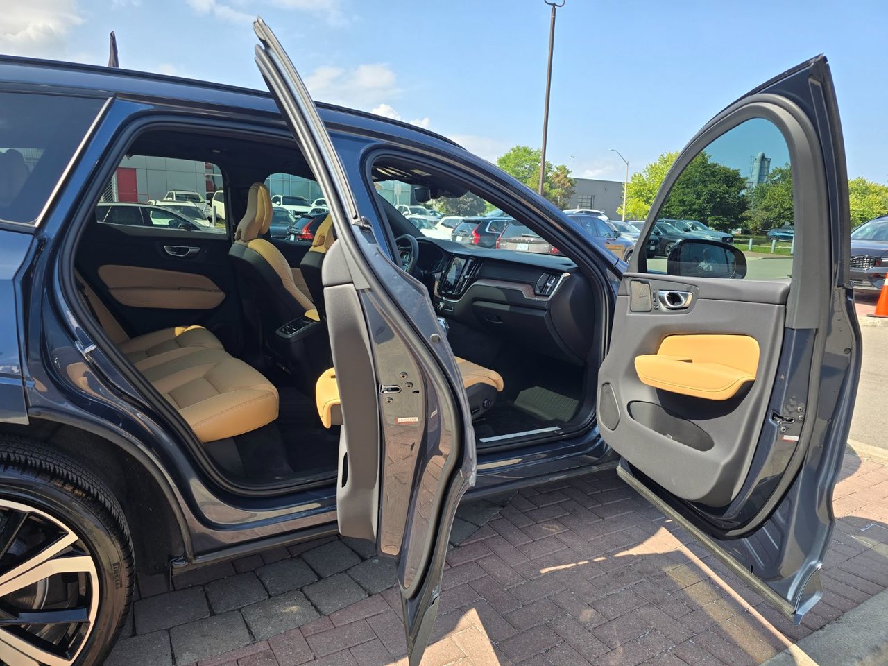 2023 Volvo XC60 ULTIMATE DARK THEME-10