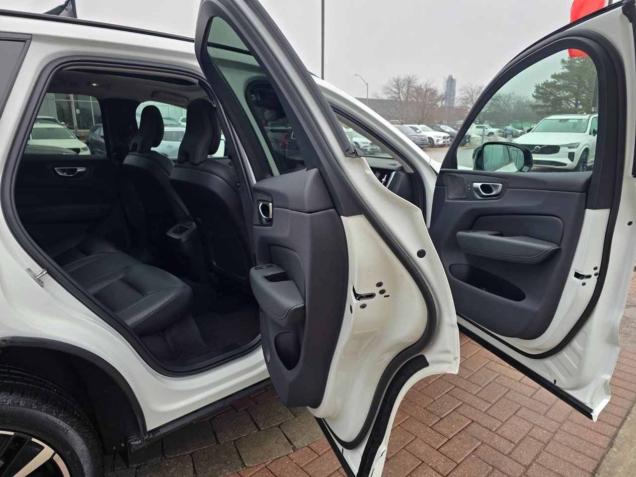 2024 Volvo XC60 PLUS DARK THEME-10