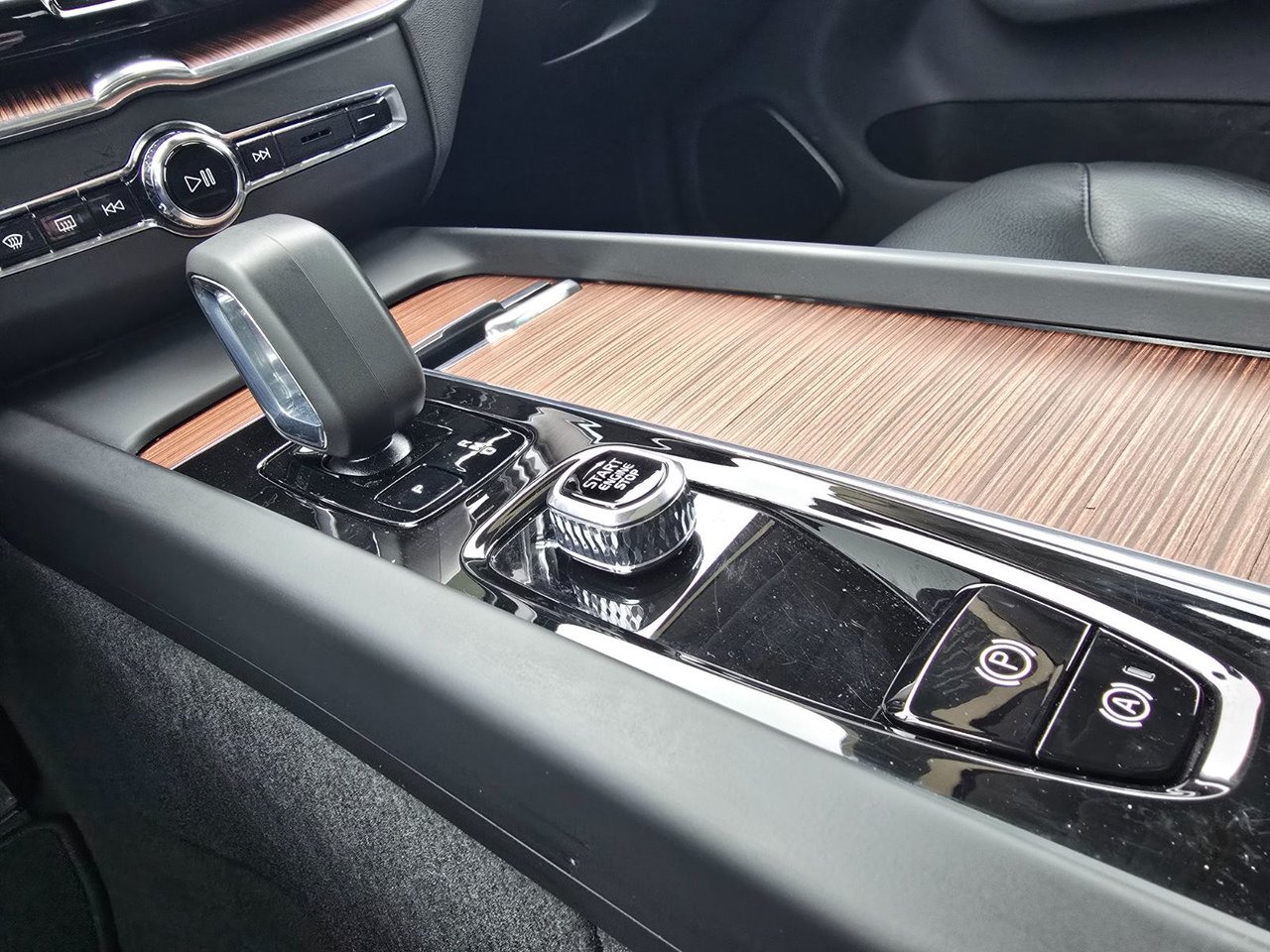 2024 Volvo XC60 PLUS DARK THEME-28