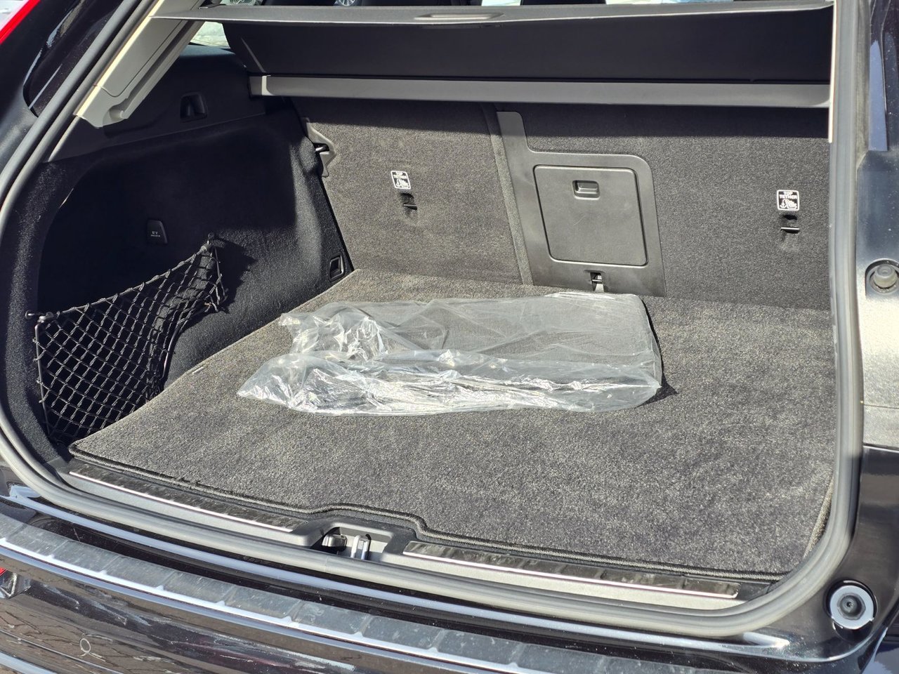 2025 Volvo XC60 ULTRA DARK THEME-17