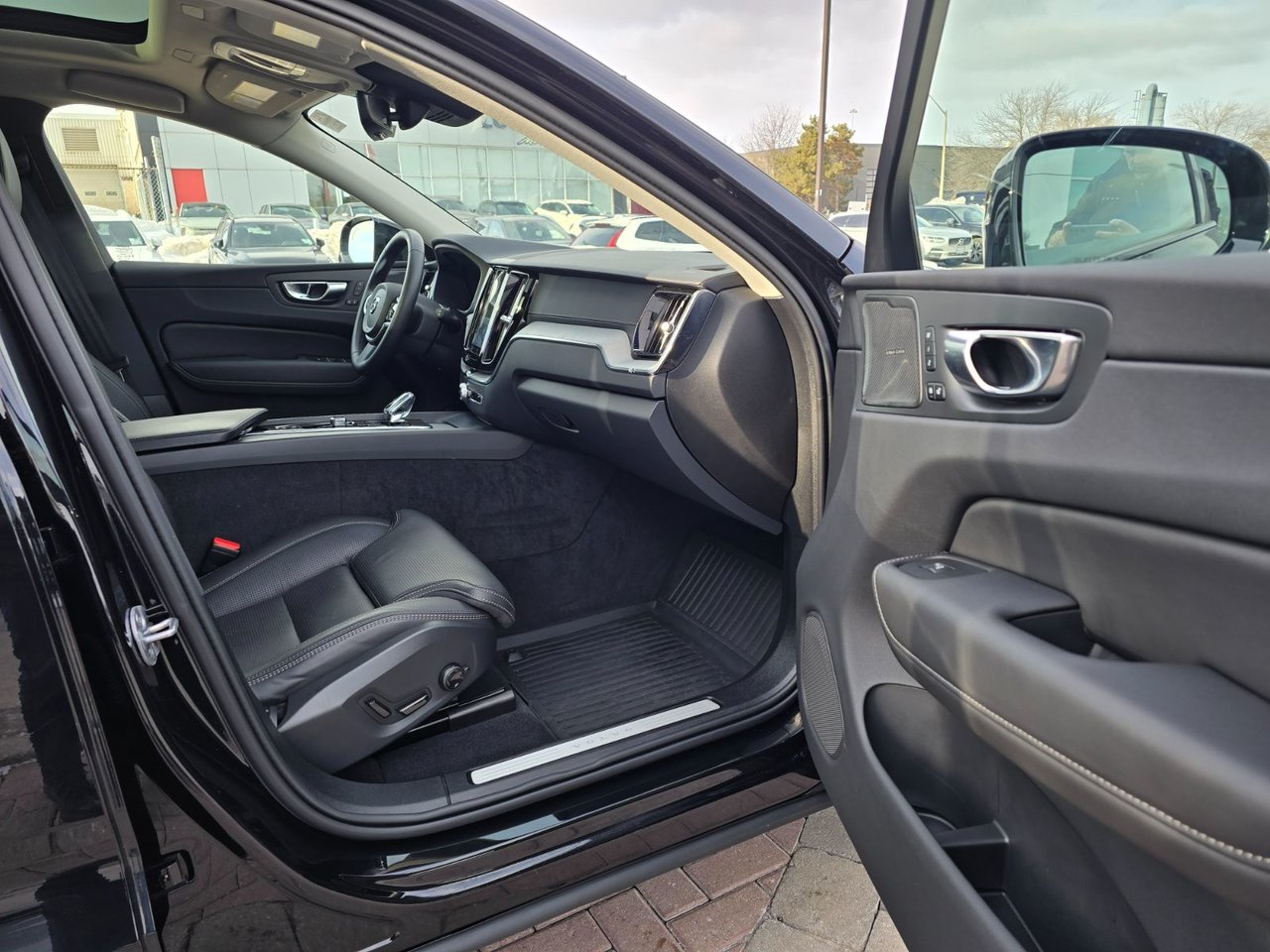 2025 Volvo XC60 ULTRA DARK THEME-22