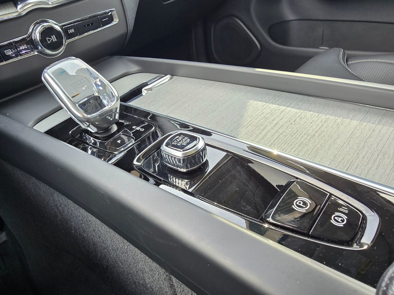 2025 Volvo XC60 ULTRA DARK THEME-29