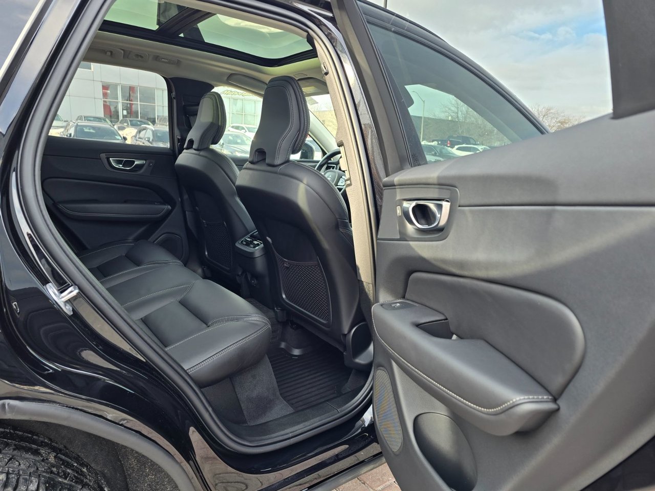 2025 Volvo XC60 ULTRA DARK THEME-18