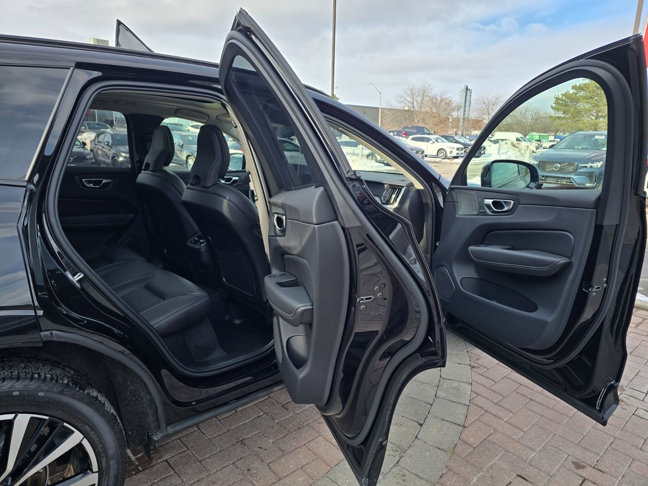2025 Volvo XC60 ULTRA DARK THEME-10