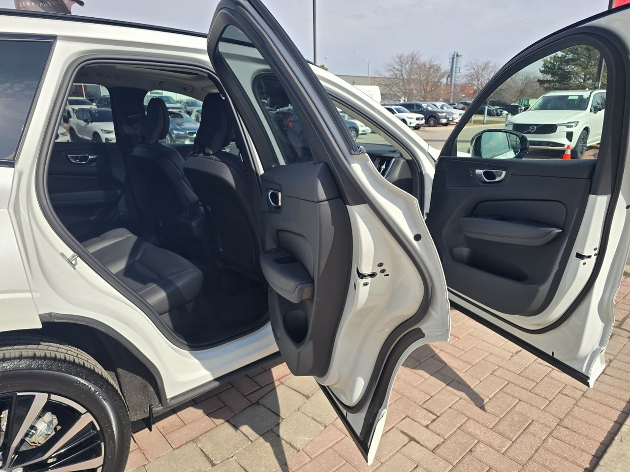 2025 Volvo XC60 PLUS DARK THEME-15