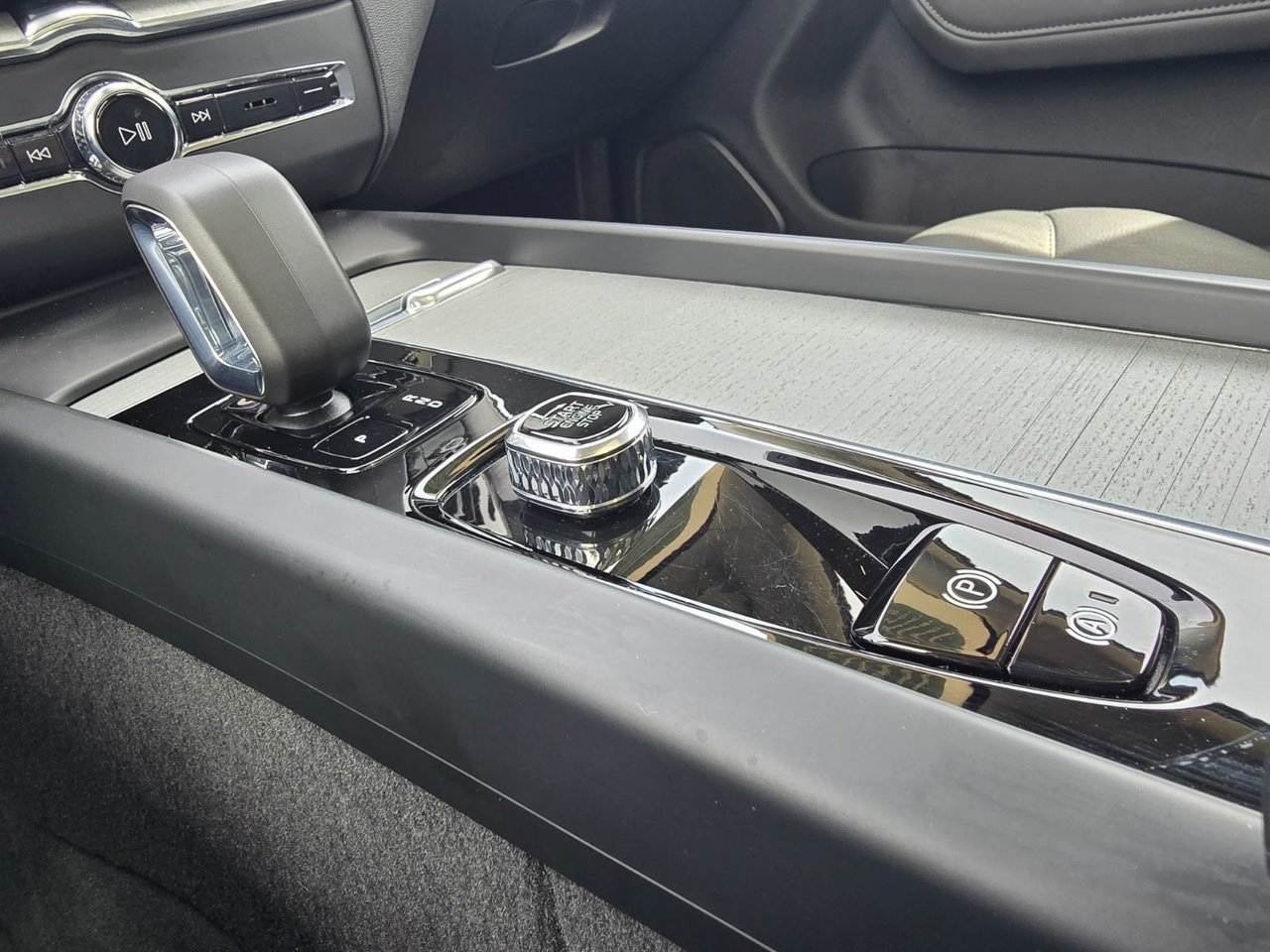 2025 Volvo XC60 PLUS DARK THEME-29