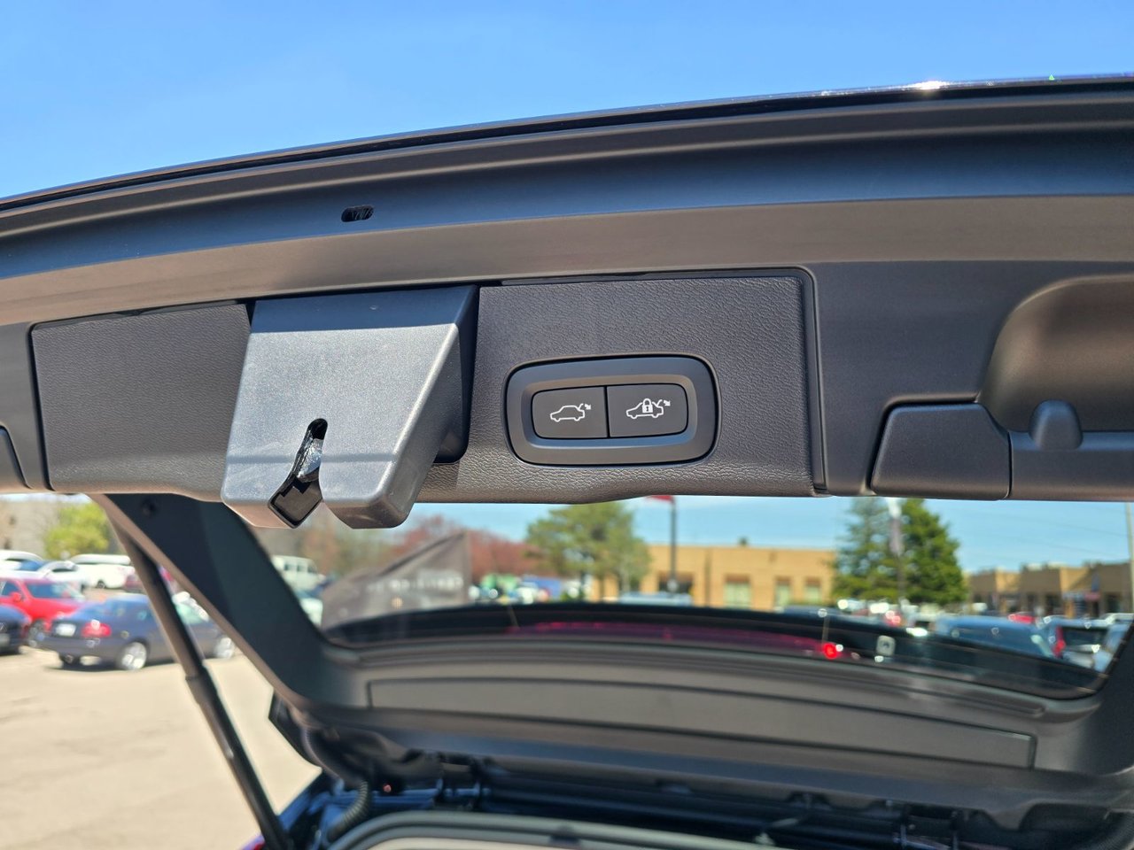 2025 Volvo XC60 PLUS DARK THEME-16