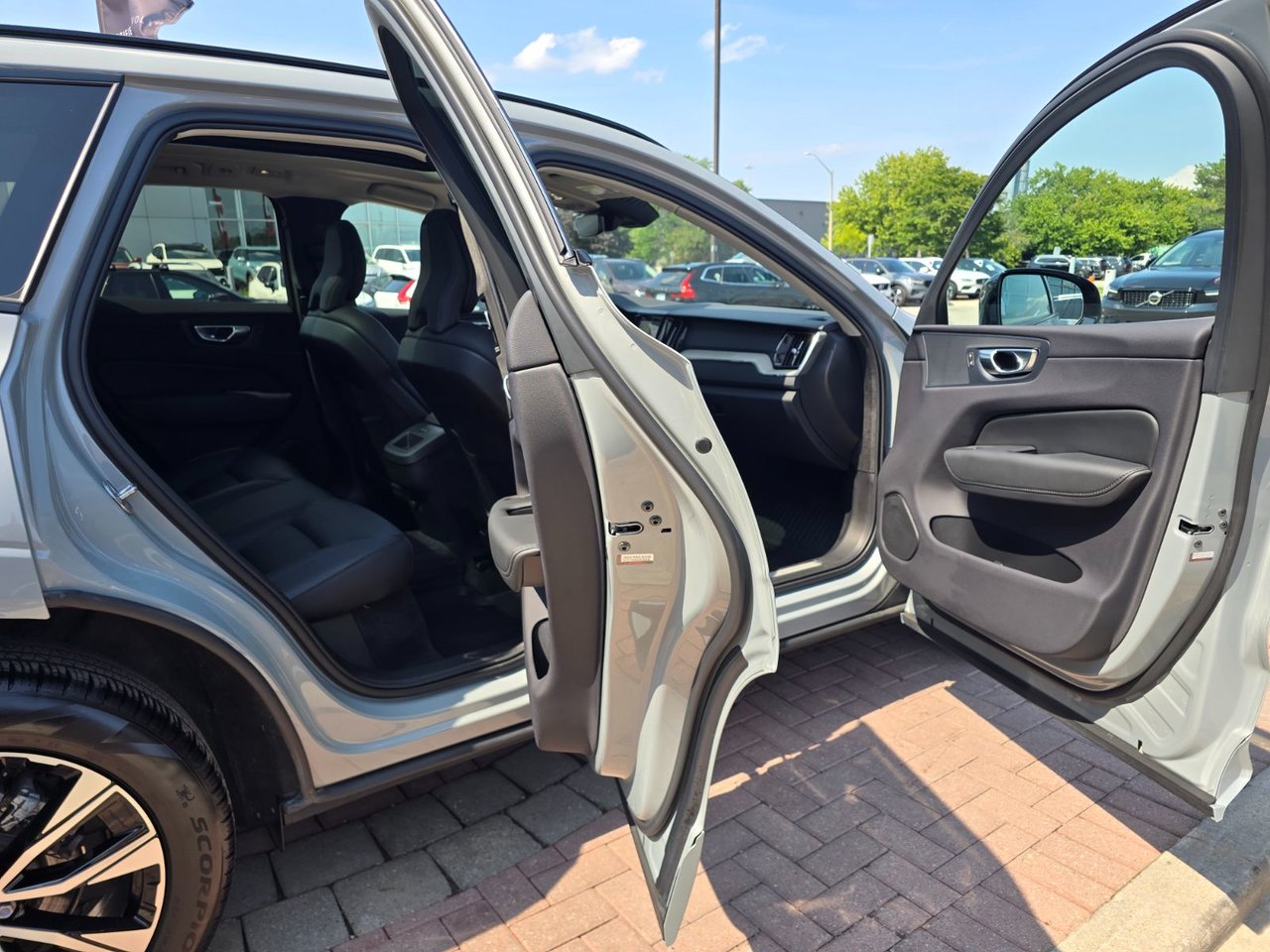 2025 Volvo XC60 PLUS DARK THEME-10