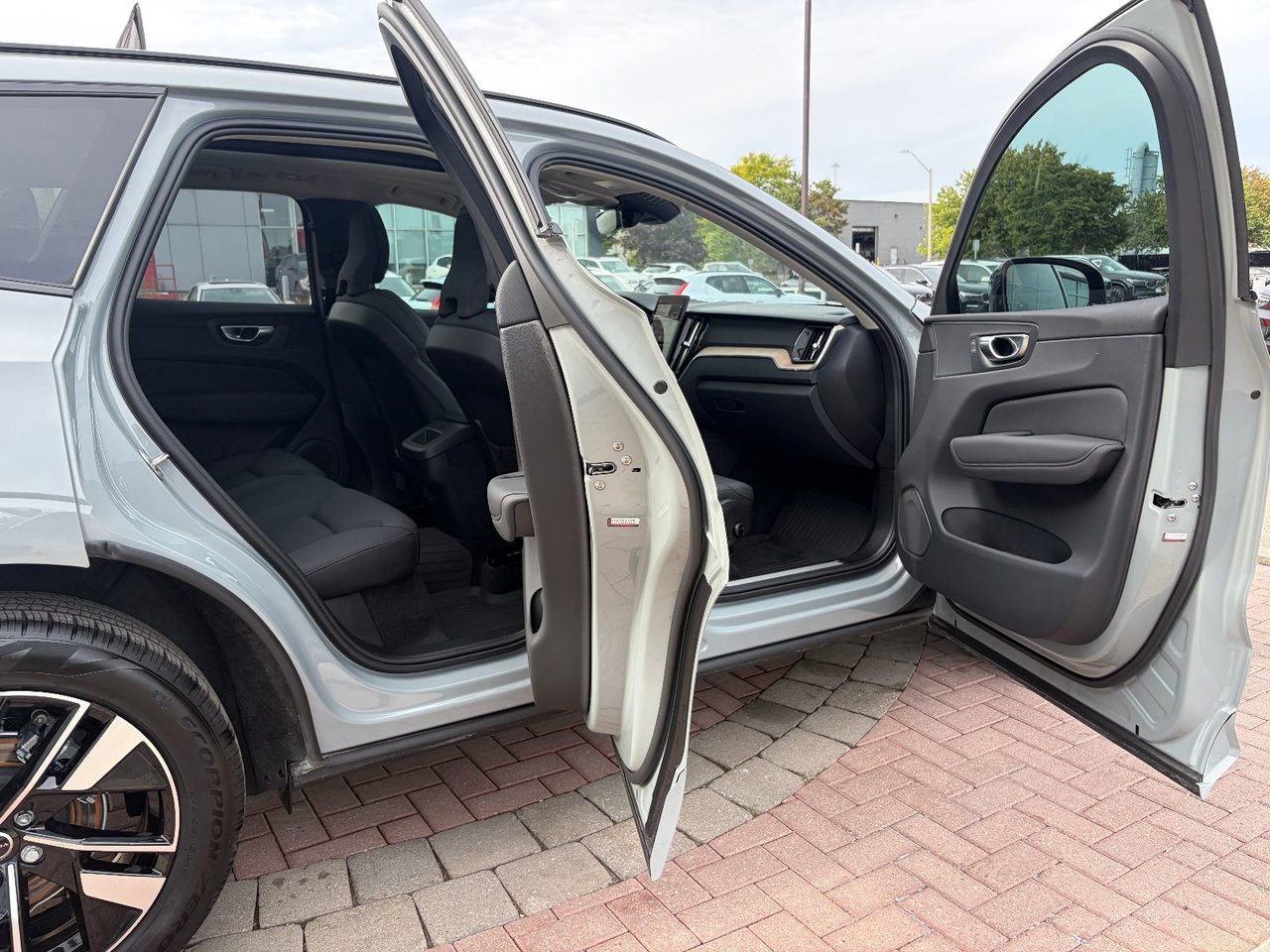 2026 Volvo XC60 PLUS DARK THEME-10