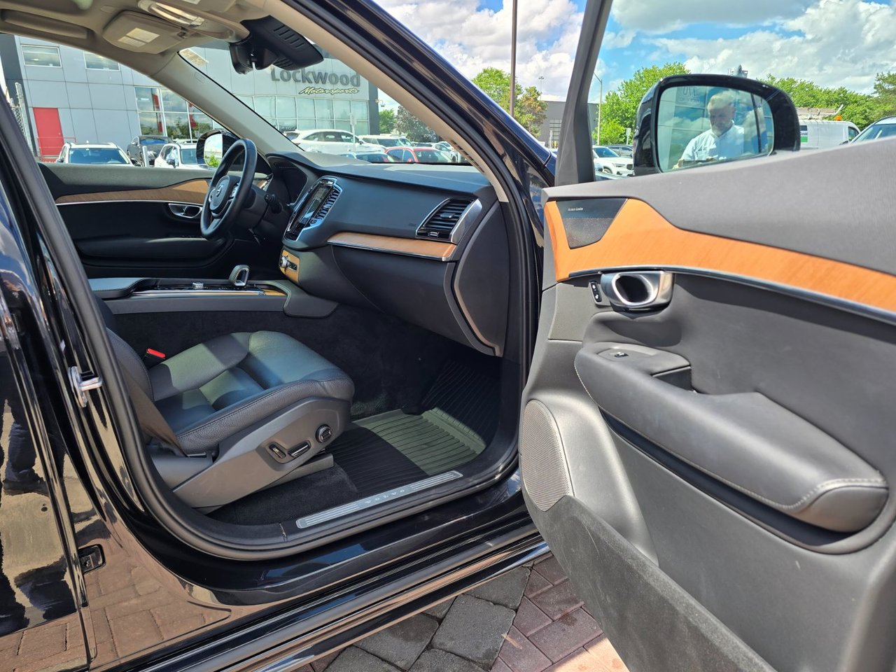 2023 Volvo XC90 PLUS DARK THEME-22