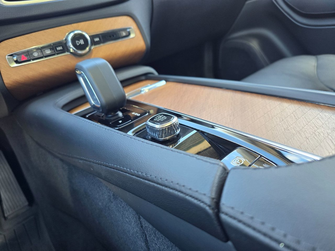 2023 Volvo XC90 PLUS DARK THEME-31