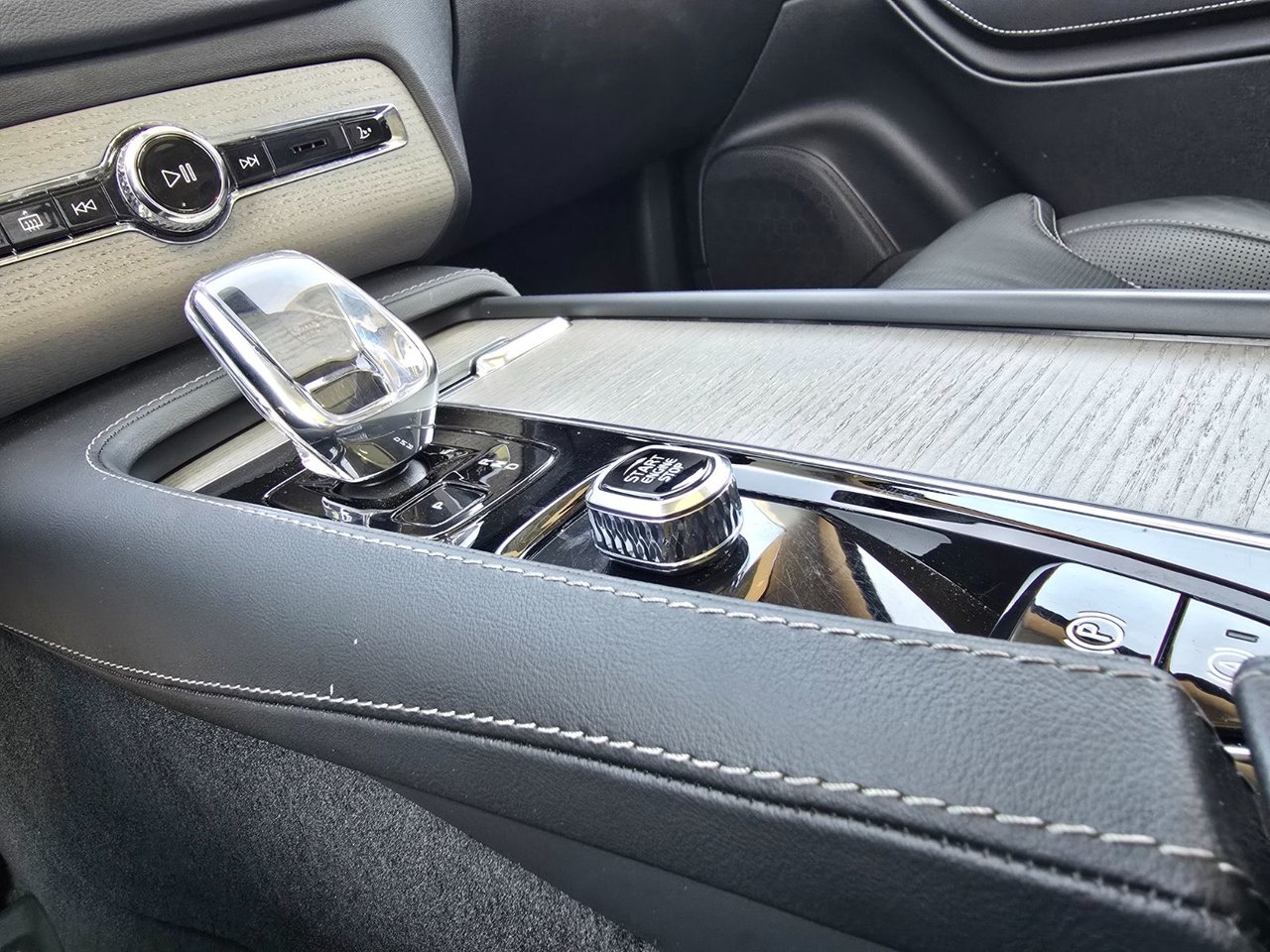 2025 Volvo XC90 ULTRA BRIGHT THEME-32