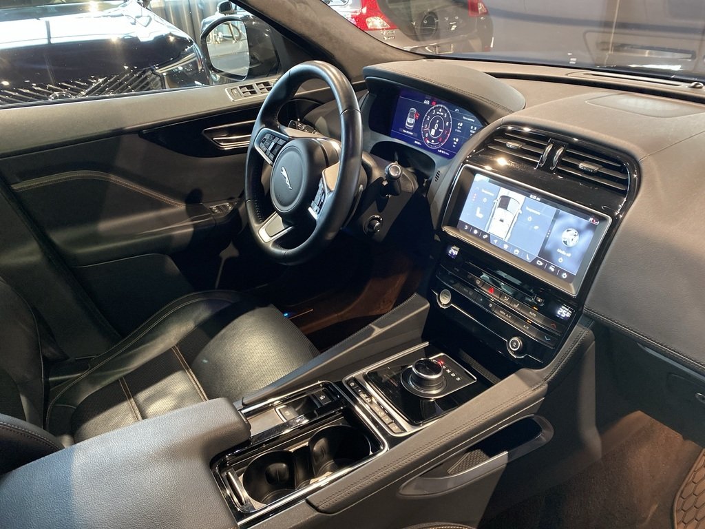 2020 Jaguar F-PACE 30t AWD Prestige-23