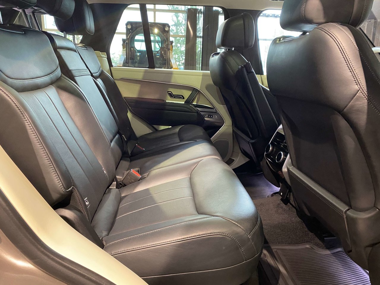 2023 Land Rover New Range Rover P530 SE SWB-22