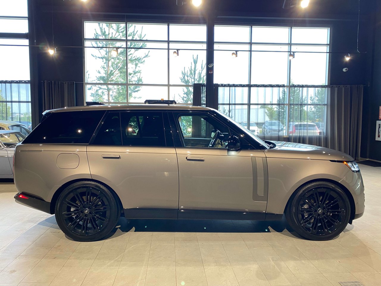 2023 Land Rover New Range Rover P530 SE SWB-5