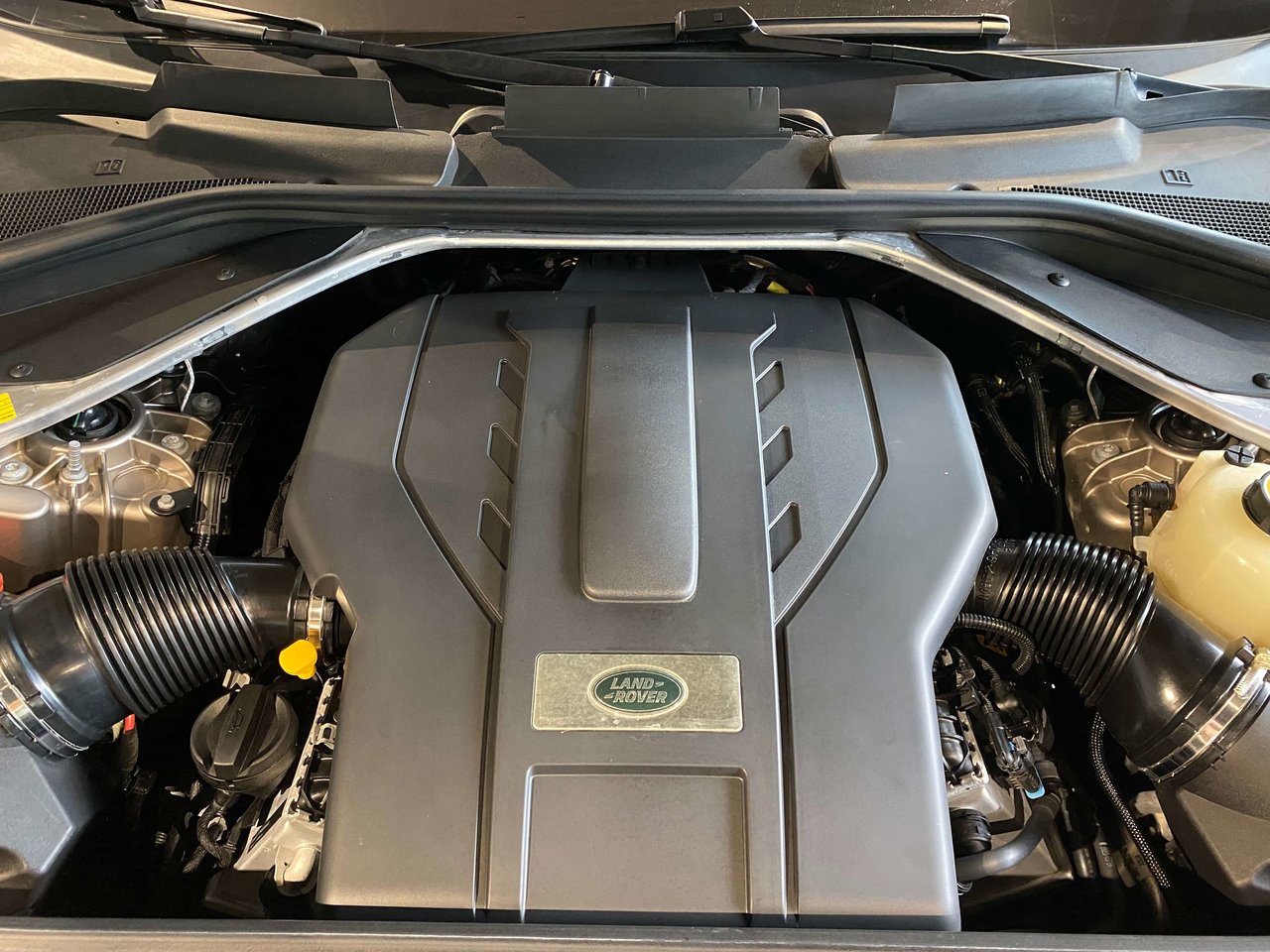 2023 Land Rover New Range Rover P530 SE SWB-26