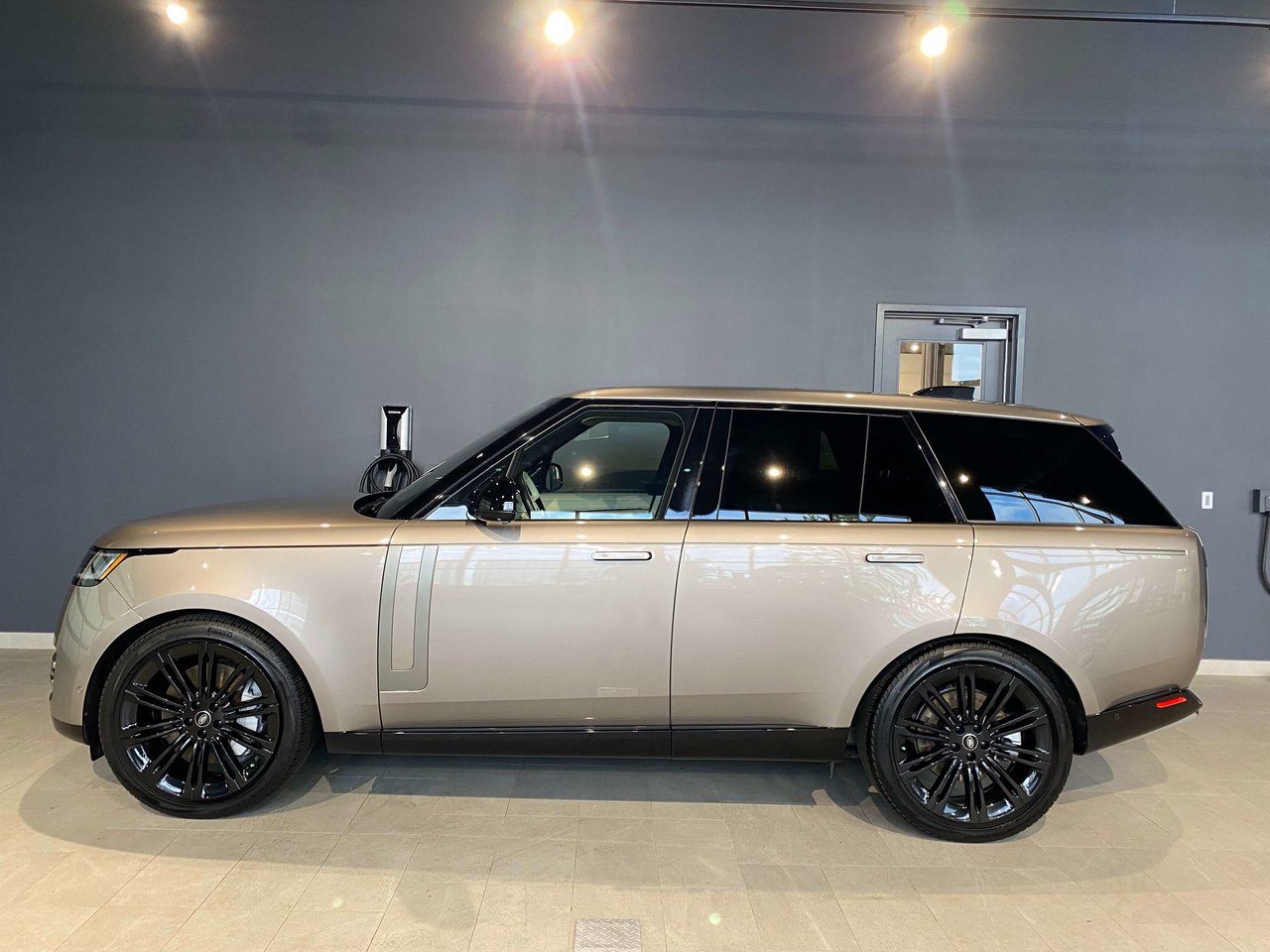 2023 Land Rover New Range Rover P530 SE SWB-1