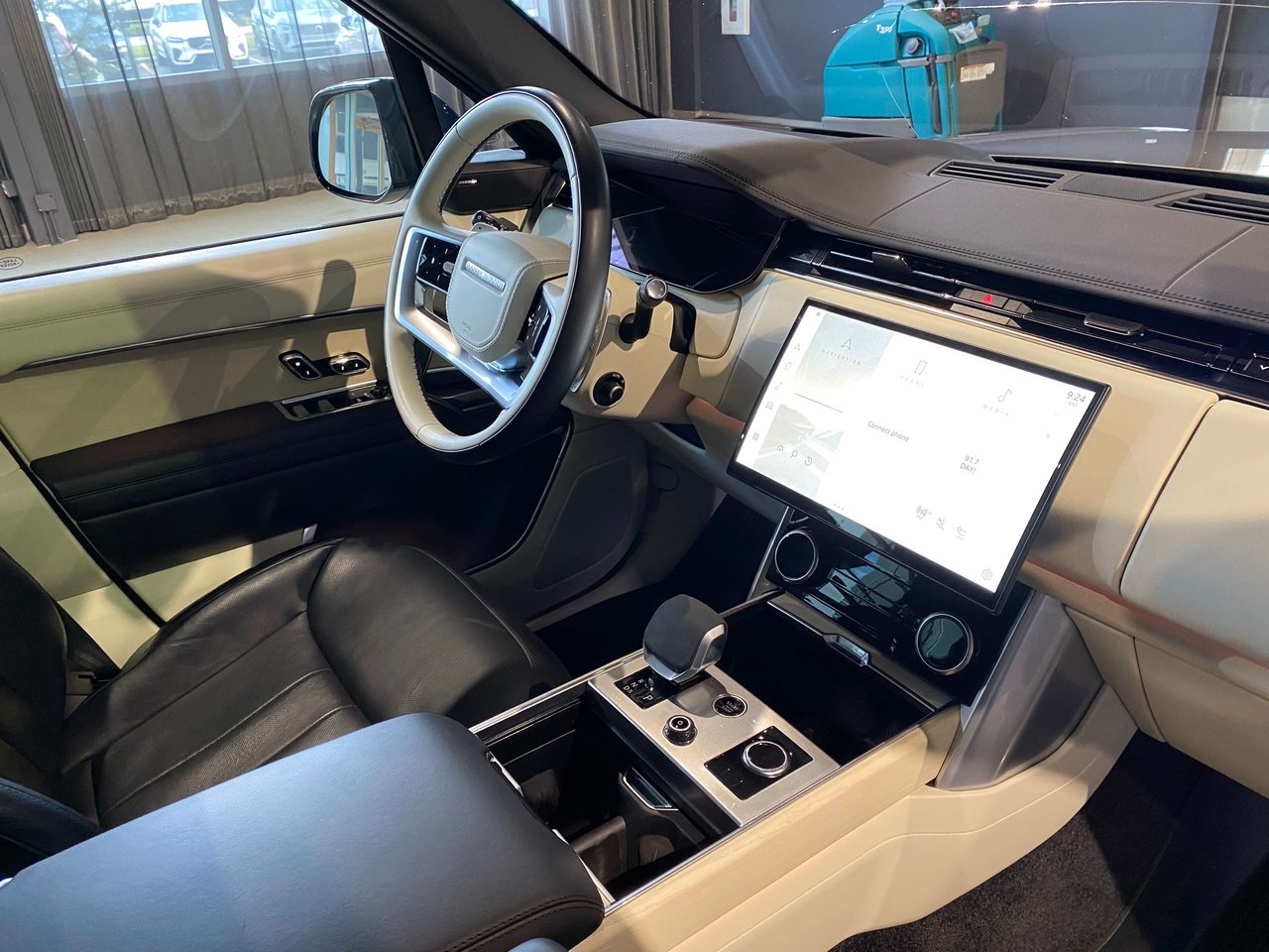 2023 Land Rover New Range Rover P530 SE SWB-24