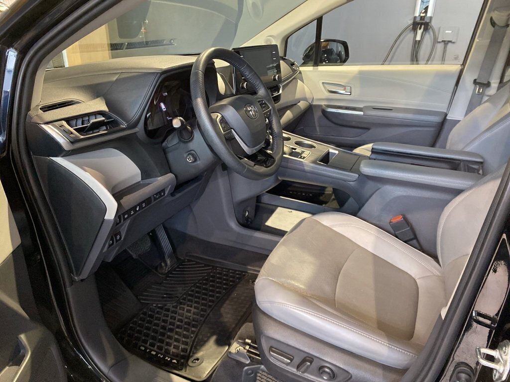2022 Toyota Sienna Hybrid Sienna Limited AWD 7-Pass-8