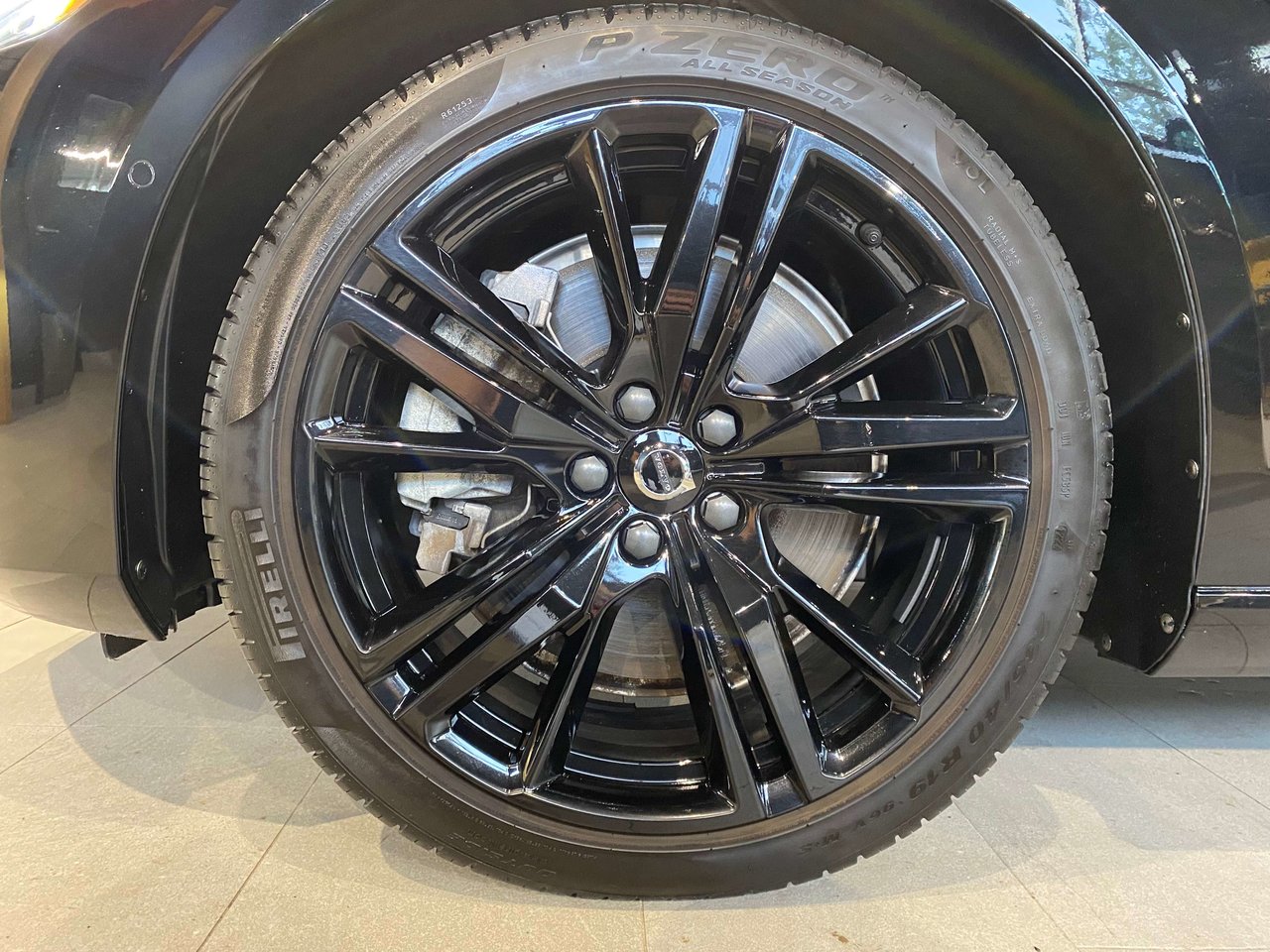 2025 Volvo S60 Plug-In Hybrid T8 AWD Ultra Black Edition-8