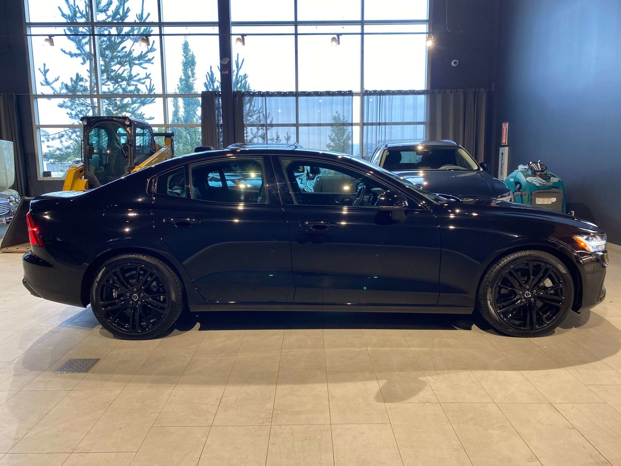 2025 Volvo S60 Plug-In Hybrid T8 AWD Ultra Black Edition-5
