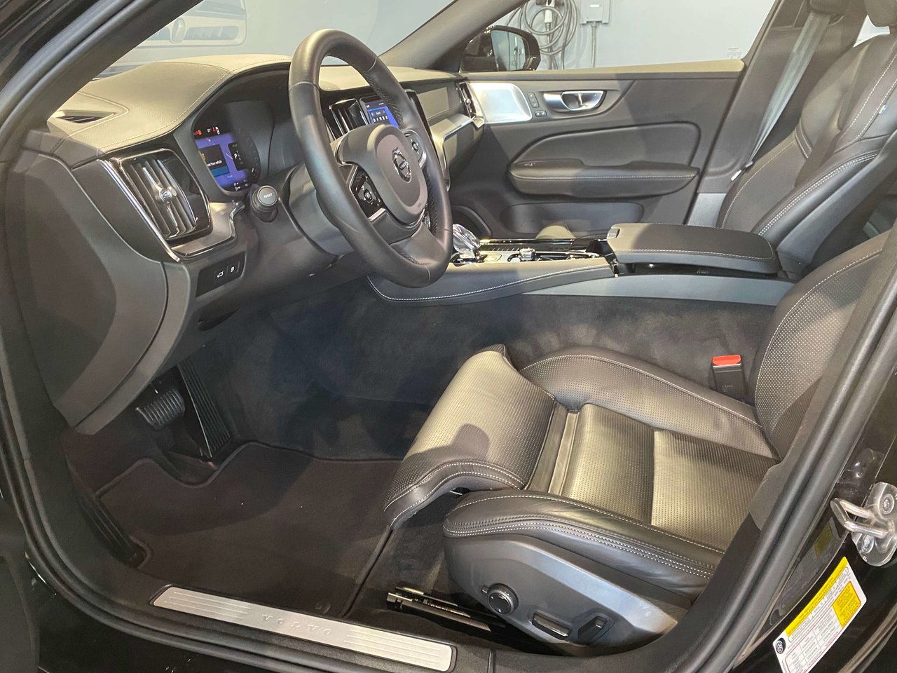 2025 Volvo S60 Plug-In Hybrid T8 AWD Ultra Black Edition-9