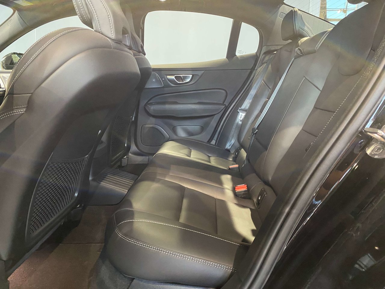 2025 Volvo S60 Plug-In Hybrid T8 AWD Ultra Black Edition-18