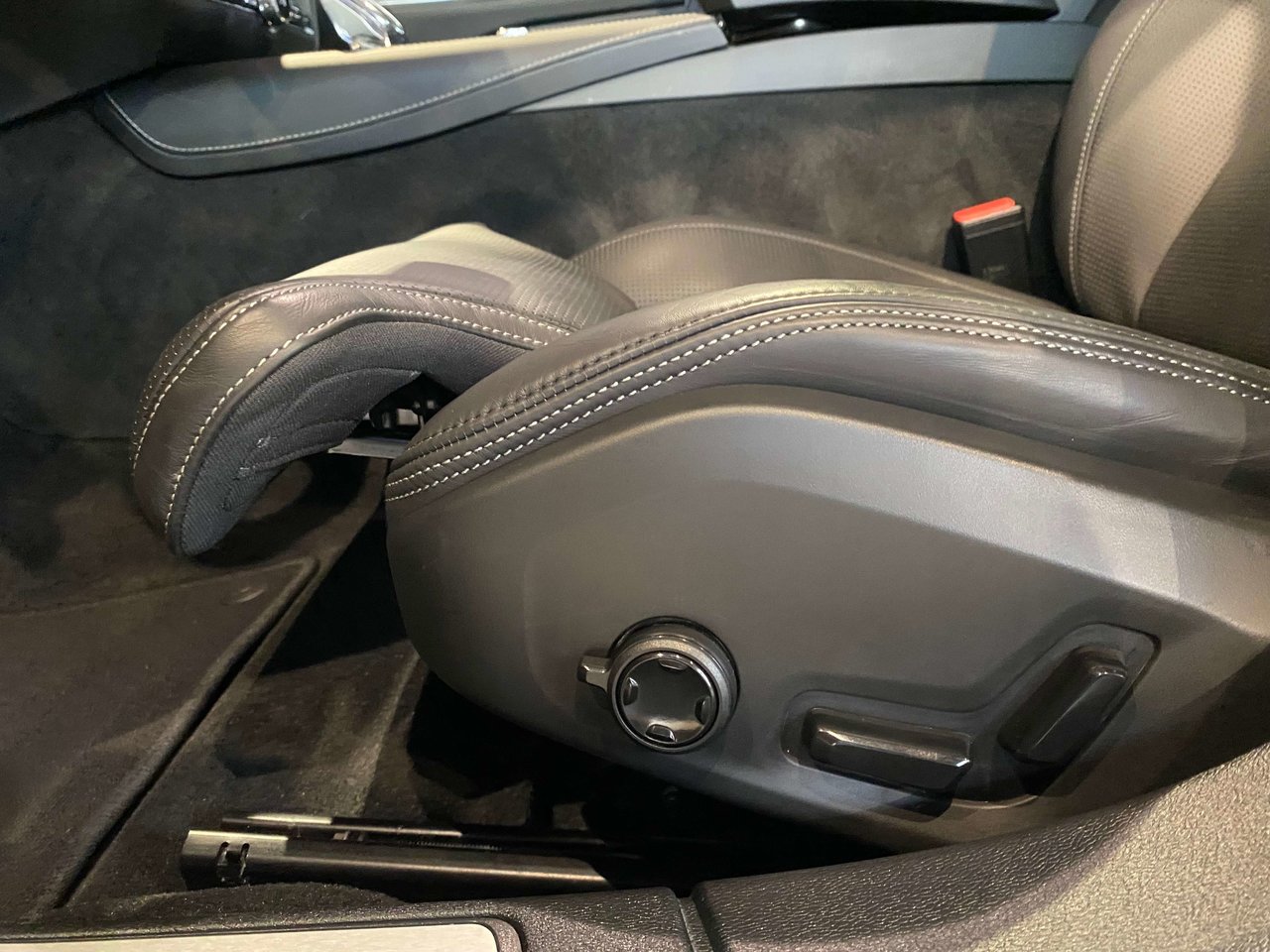 2025 Volvo S60 Plug-In Hybrid T8 AWD Ultra Black Edition-13