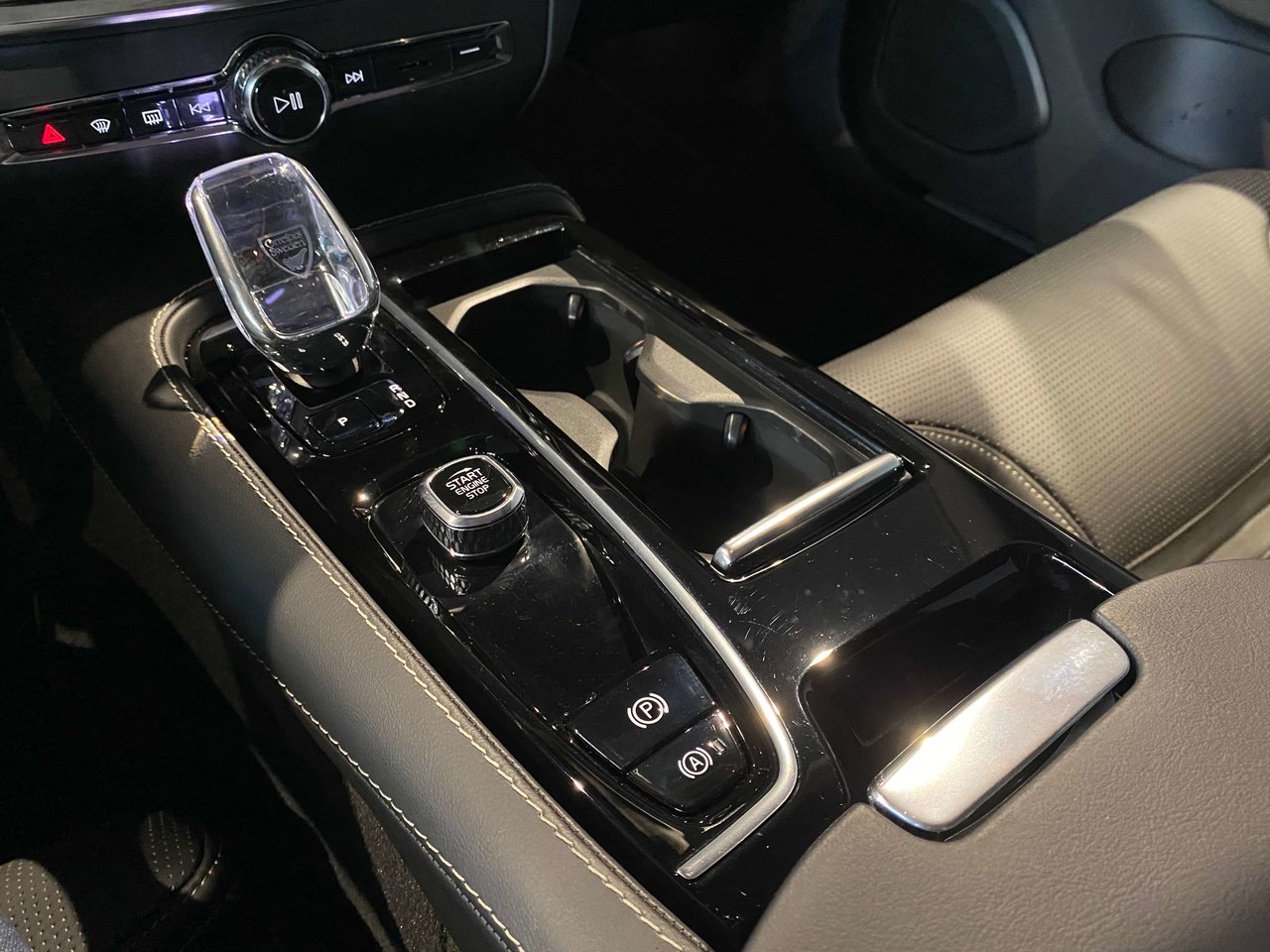 2025 Volvo S60 Plug-In Hybrid T8 AWD Ultra Black Edition-12