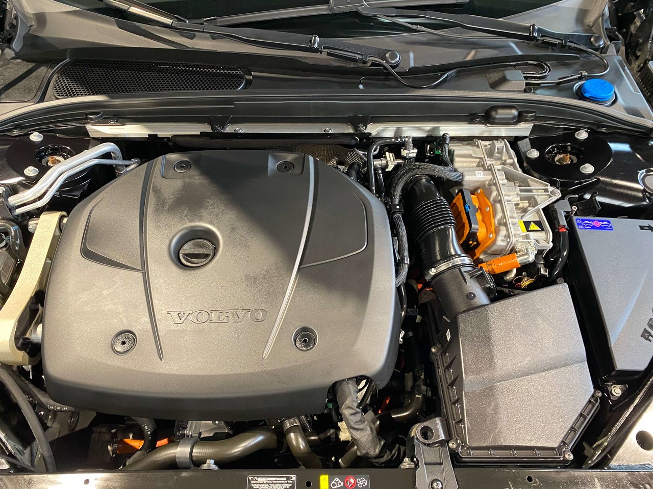 2025 Volvo S60 Plug-In Hybrid T8 AWD Ultra Black Edition-24