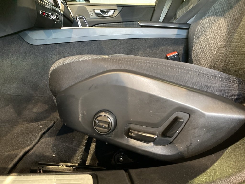 2025 Volvo V60 Cross Country B5 AWD Core-13