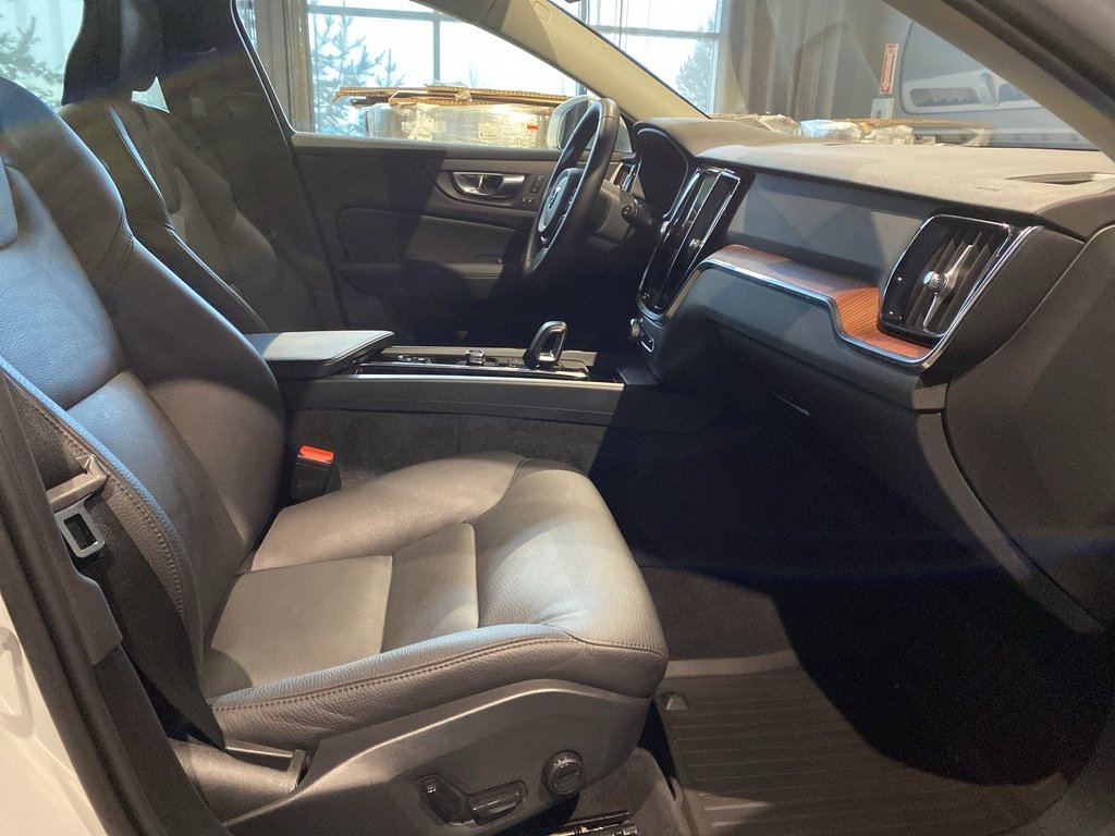 2025 Volvo V60 Cross Country B5 AWD Plus-22