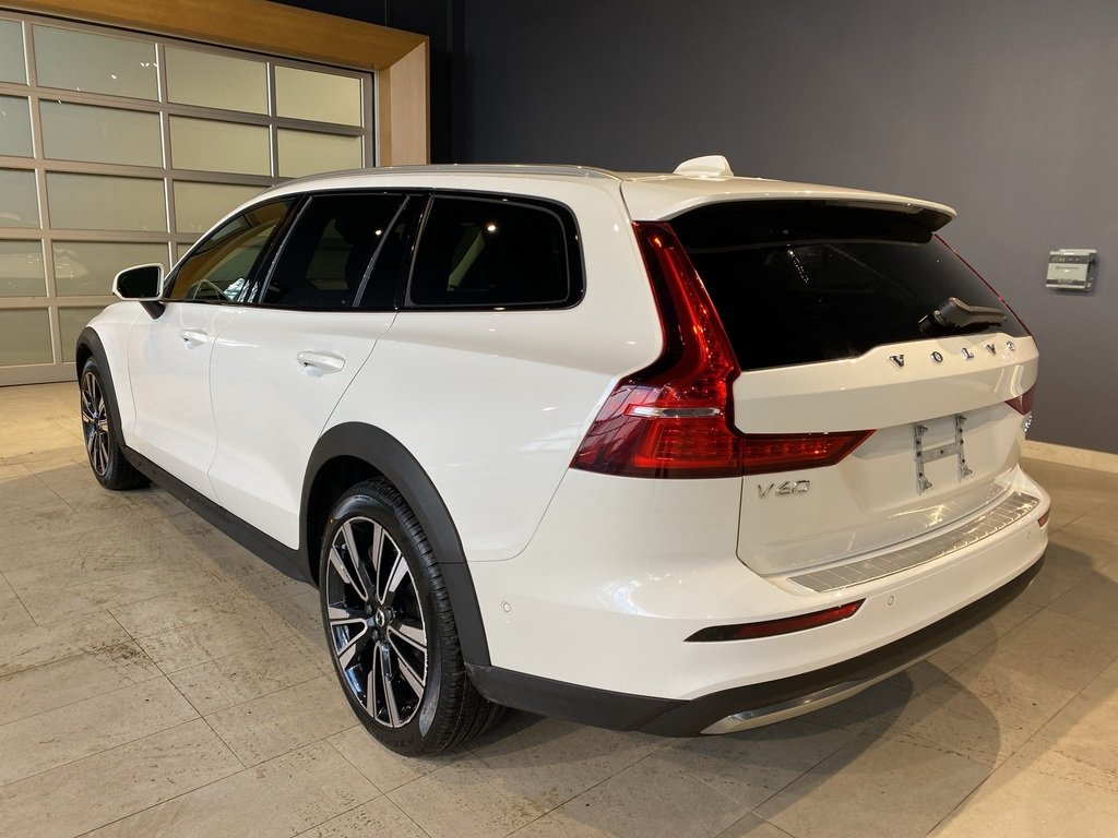 2025 Volvo V60 Cross Country B5 AWD Plus-2