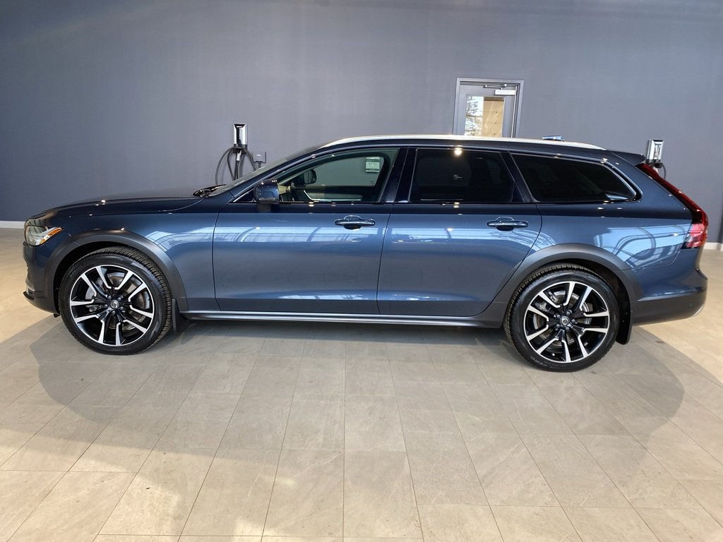 2022 Volvo V90 Cross Country B6 AWD-1