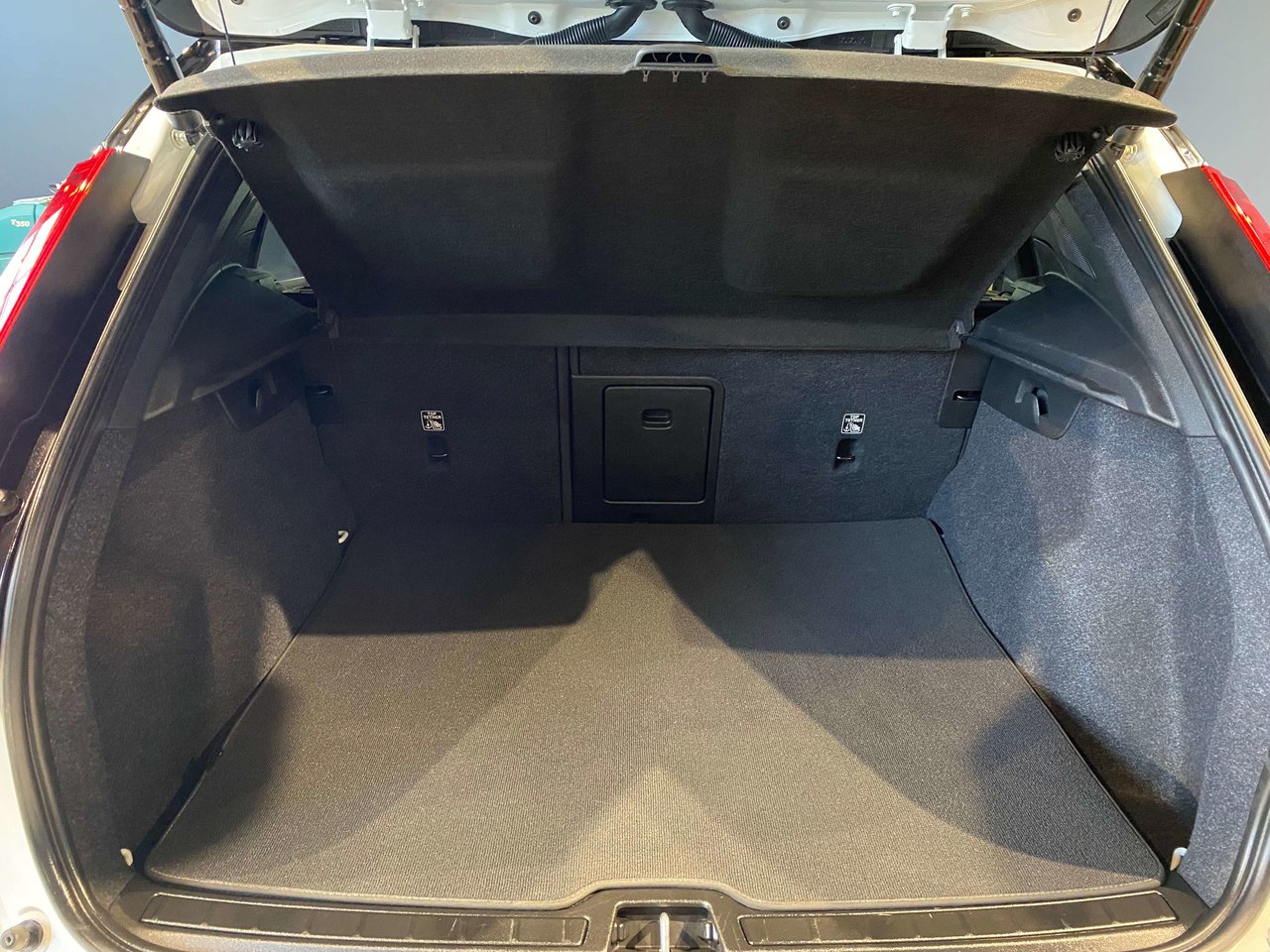 2022 Volvo XC40 T5 AWD R-Design-19