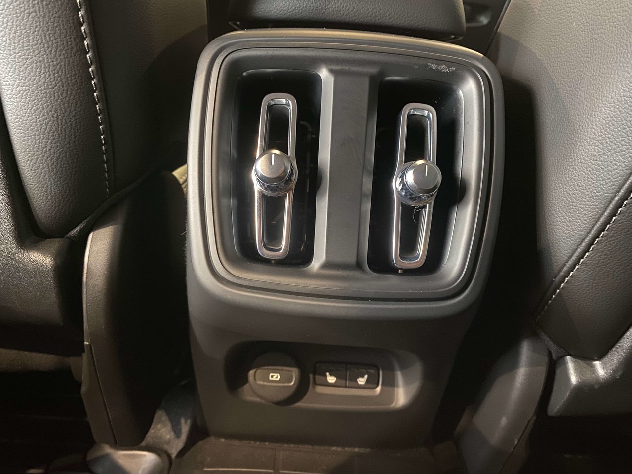 2023 Volvo XC40 B5 AWD Ultimate - Bright-17