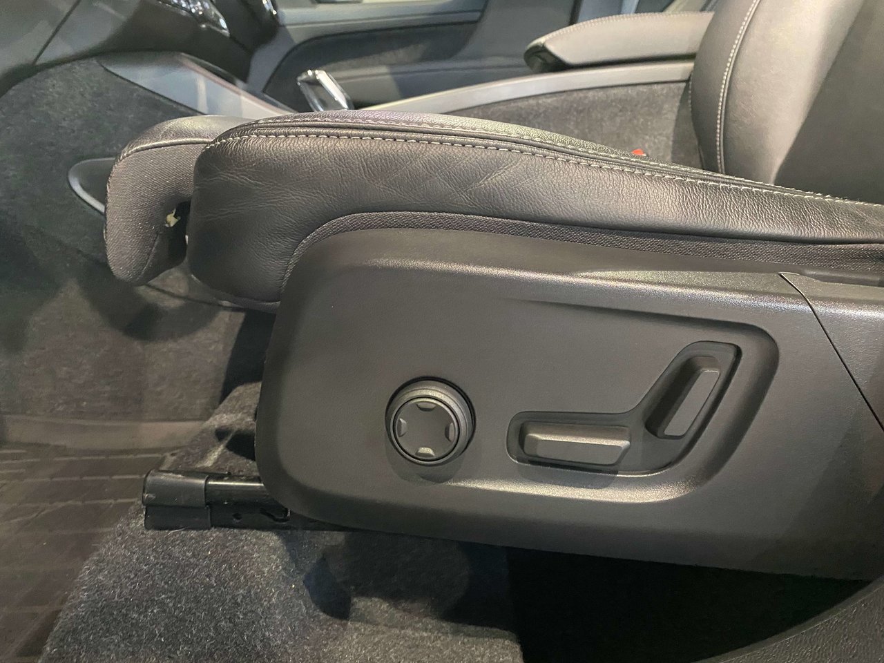 2023 Volvo XC40 B5 AWD Plus - Bright-13