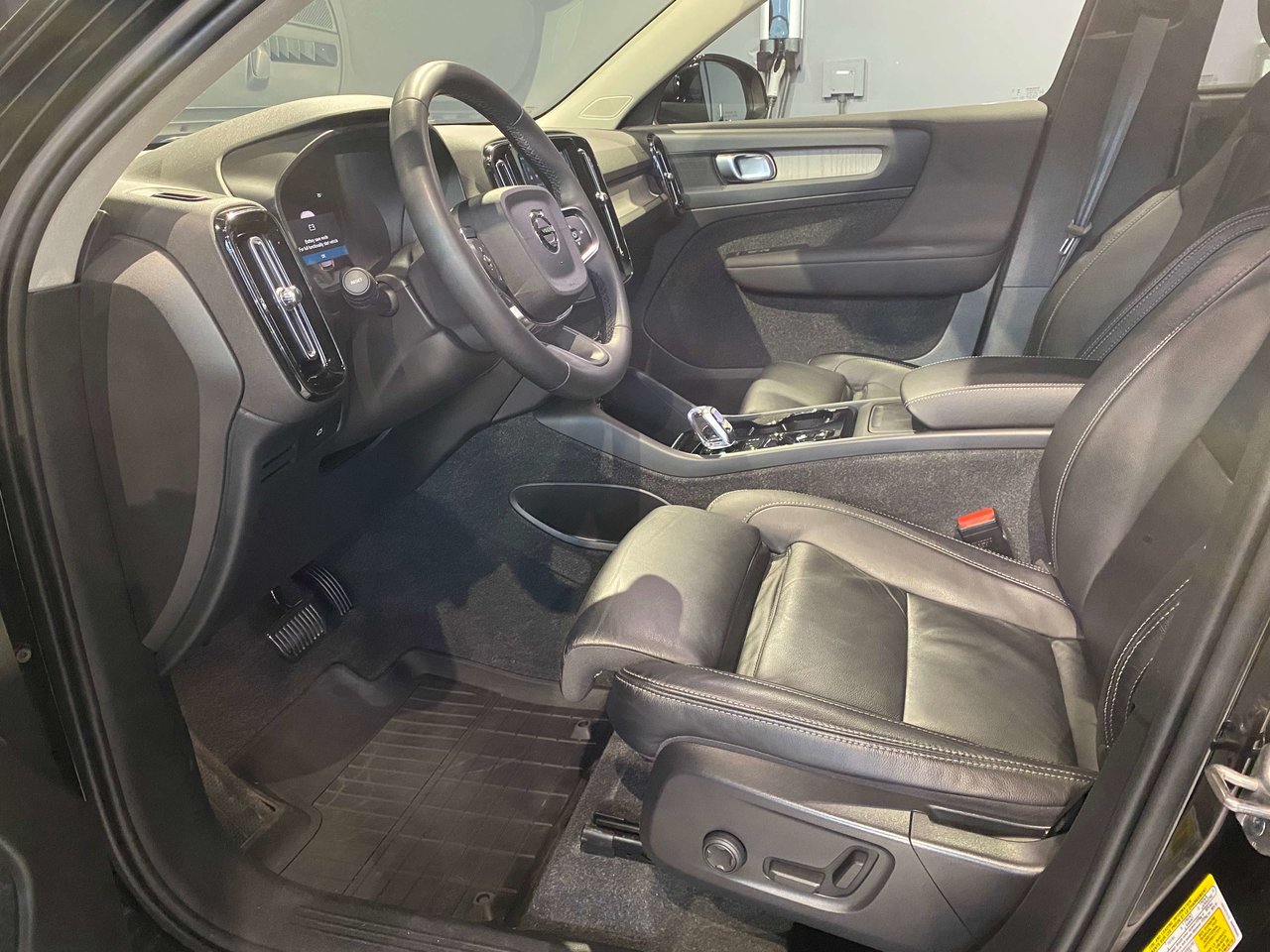2023 Volvo XC40 B5 AWD Plus - Bright-9