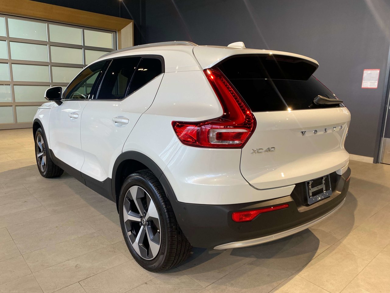2024 Volvo XC40 B5 AWD Plus Bright Theme-2