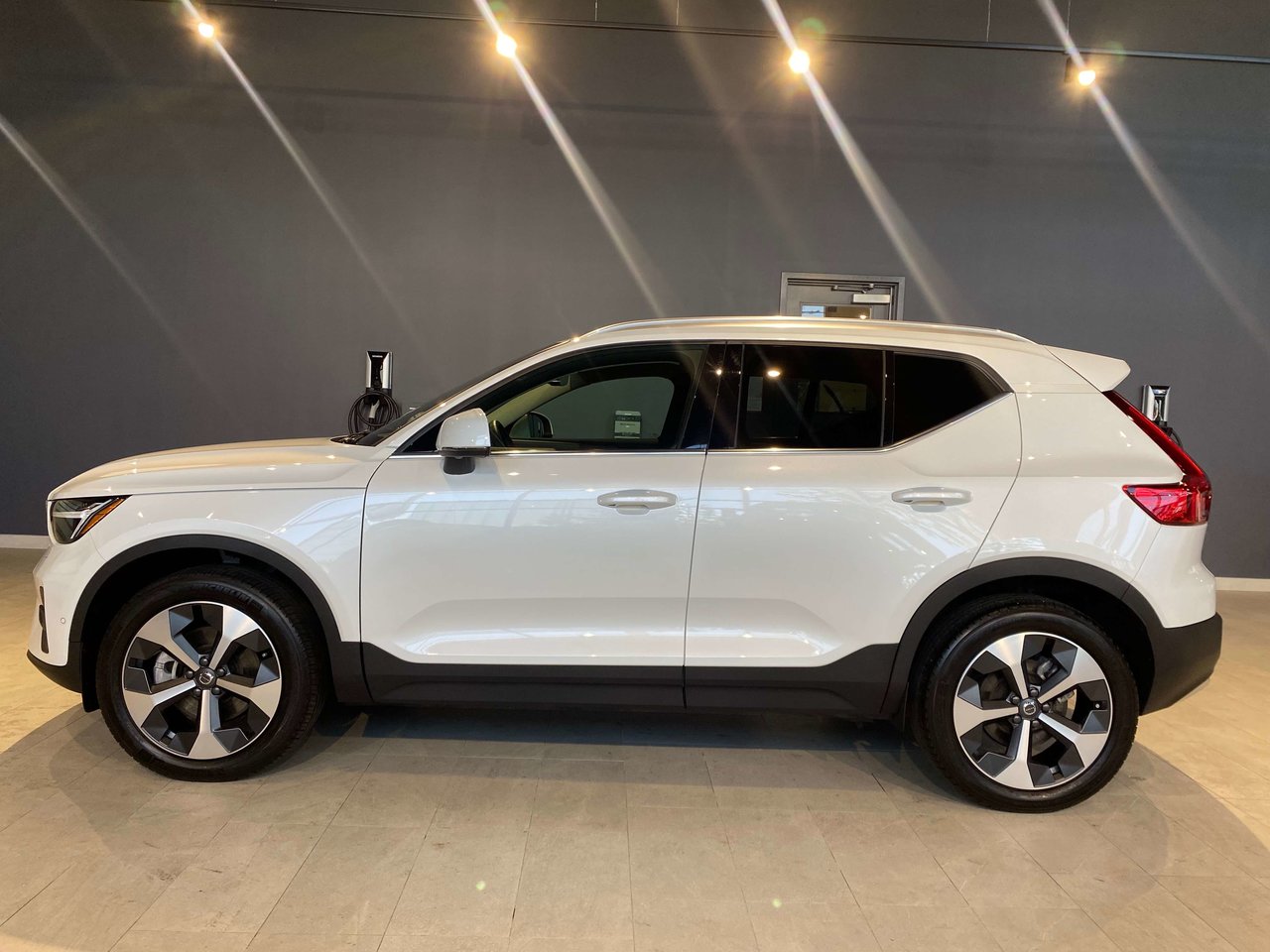 2024 Volvo XC40 B5 AWD Plus Bright Theme-1