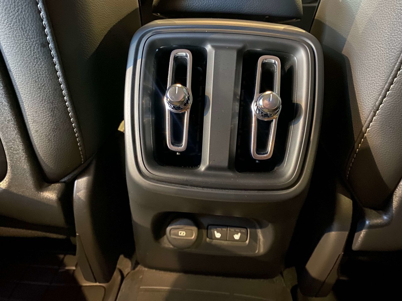2024 Volvo XC40 B5 AWD Plus Bright Theme-18