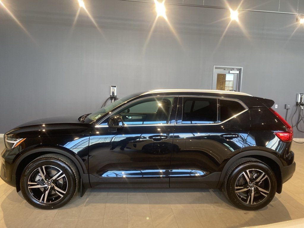 2025 Volvo XC40 B5 AWD Core Bright Theme-1