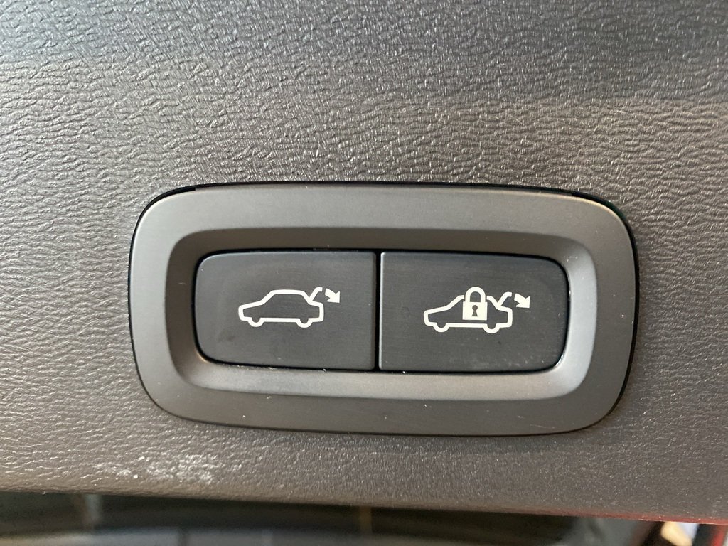 2025 Volvo XC40 B5 AWD Core Bright Theme-19