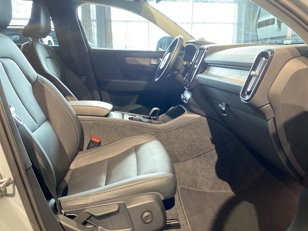 2025 Volvo XC40 B5 AWD Core Bright Theme-22