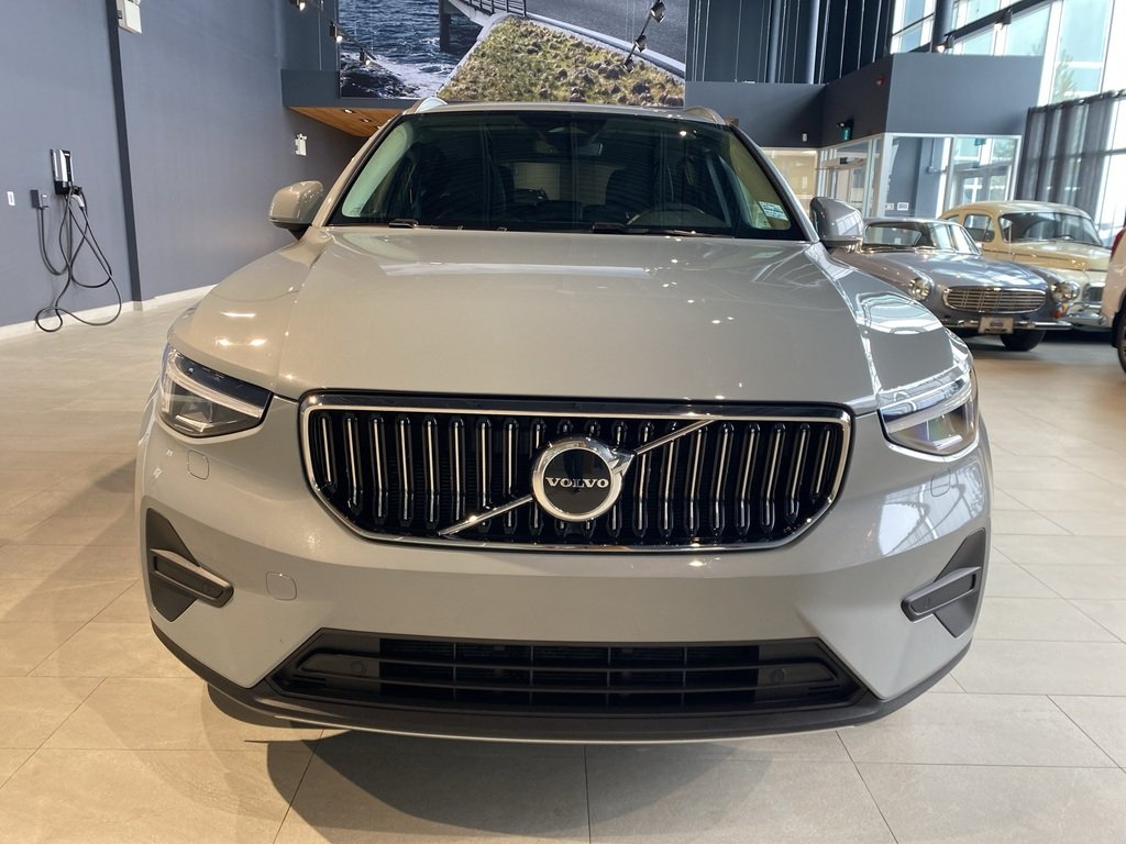 2025 Volvo XC40 B5 AWD Core Bright Theme-7