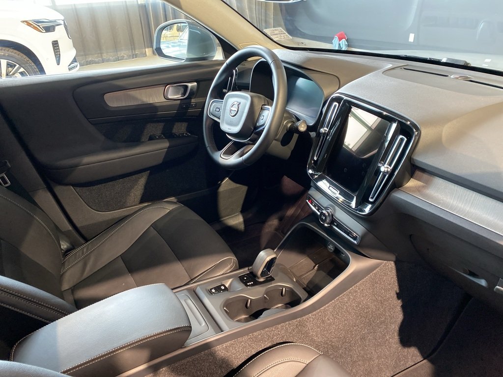 2025 Volvo XC40 B5 AWD Core Bright Theme-23